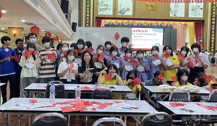 泰國-臺灣(BDI)科技學院文化暨語言中心老師翁詩寒教授剪紙課程