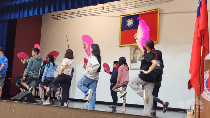 夏令營隊員在成果展中展示扇子舞蹈