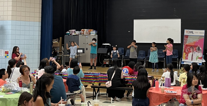 老師葉育婷帶領三年級學生表演歌曲「新年兔兔兔」