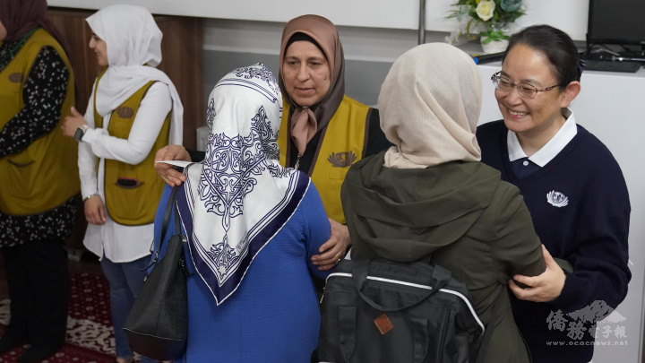 志工們的問候與擁抱，溫暖了災民的心