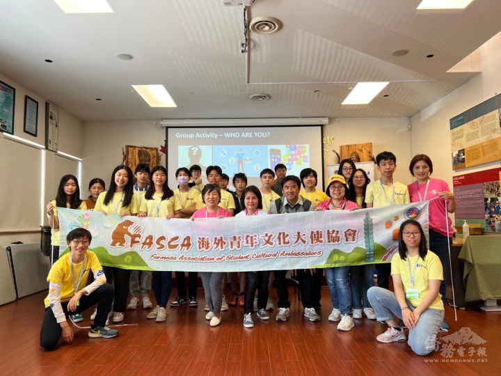 僑務委員游慈心(中右5)、講座劉肇瑋(中右4)與諮詢導師林芬宏、翁家婷、高文玲及學員們合影