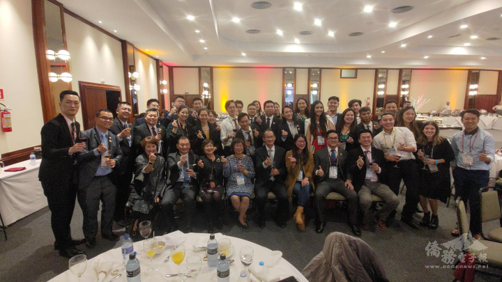 僑務委員會委員長徐佳青、駐巴拉圭大使韓志正、世界台灣商會聯合總會總會長黃行德、中南美洲台灣商會聯合總會陳淑芬與中南美洲青商朋友們一同合影