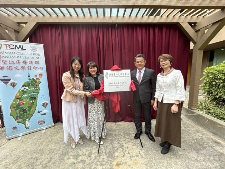 紀欽耀(右2)開心與黃玲玲(右1)及林玉惠(左1)一同揭牌。