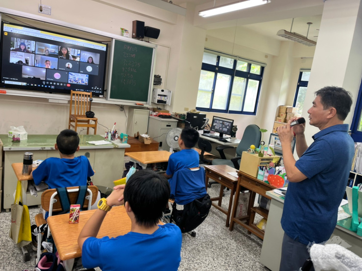 南投縣共和國小校長謝永義於線上交流時致詞