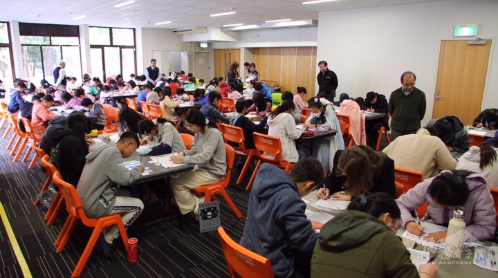 所有參賽同學聚精會神地寫字