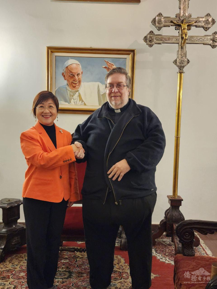 僑委會委員長徐佳青與阿根廷首都大教堂的神父魯索合照