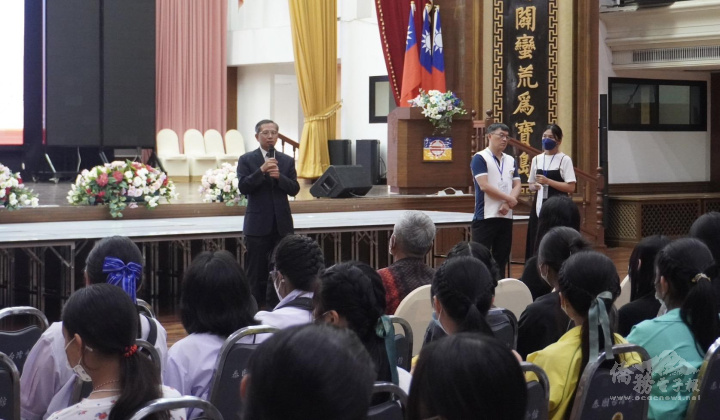 駐泰國代表處教育組參事歐陽彥恆向泰國師生介紹臺灣的留學資訊