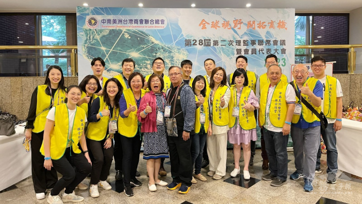 陳淑芬帶領巴拉圭臺灣商會及工作人員於準備工作時合影