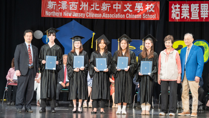 北新中文學校結業典禮，林潔輝(右二)、嚴欣鎧(右一)伉儷頒發獎學金。（圖：莊榮耀提供）