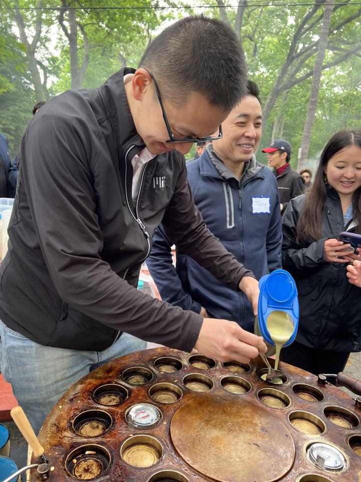 陳孟圻現場製作各種口味的車輪餅，大受歡迎