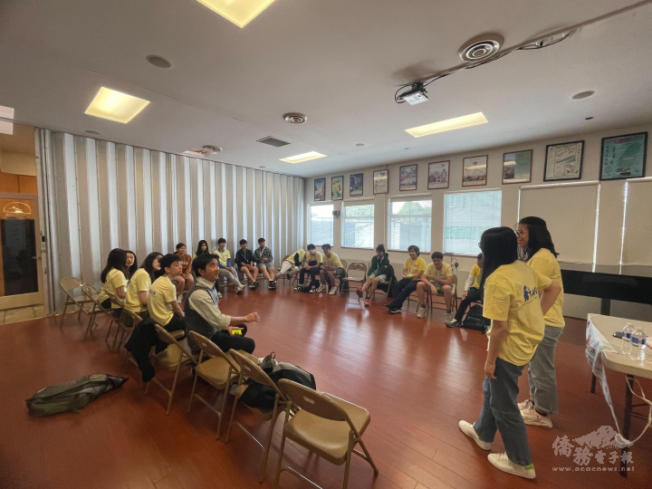 學員們兩兩一組上臺進行表達訓練，劉肇瑋隨時提供建議