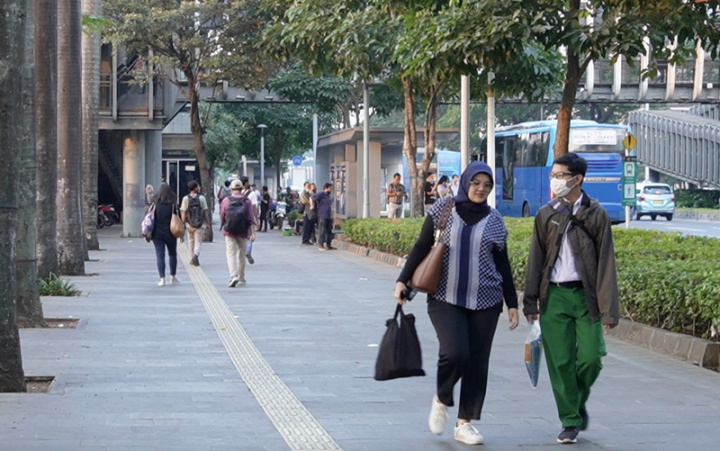 印尼政府計畫將COVID-19降為地方流行病，防疫措施也逐漸解除，但雅加達街頭仍有民眾戴口罩。