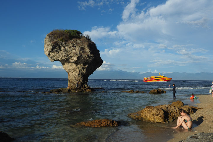花瓶岩位於小琉球白沙觀光港旁，是當地最顯眼、最著名的地標。