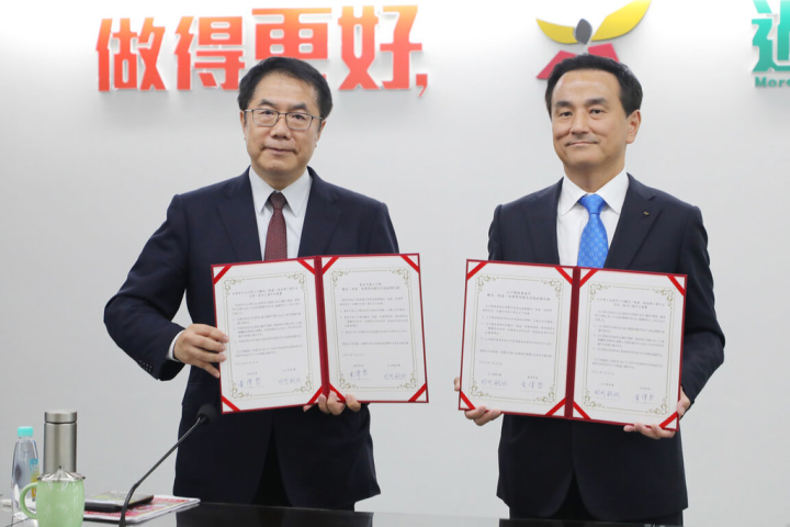 日本山口縣知事村岡嗣政（右）15日率團到訪台南，並和台南市長黃偉哲（左）簽署「觀光、物產、經濟交流協定」。（台南市政府提供）