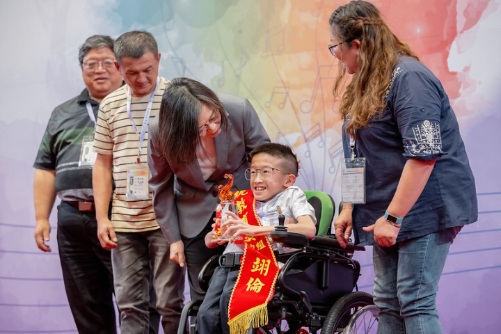 總統一一頒獎予獲獎同學