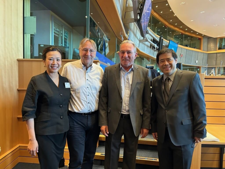 立委吳欣盈（左1）代表台灣立法院在歐洲議會公聽會擔任主講人，會後與國貿委員會主席朗吉（左2）、主責中國及台灣議題的議員溫克勒（右2）和駐歐盟暨比利時代表陳立國（右1）合影。 （駐歐盟代表處提供） 