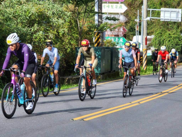 NeverStop永不放棄挑戰巔峰武嶺站活動1日登場，逾2000名騎士從南投縣埔里鎮出發，一路騎上海拔3275公尺合歡山武嶺，由於警方、工務段、主辦單位全力疏導及事前宣導有效，沿路交通良好。（南投縣政府提供）