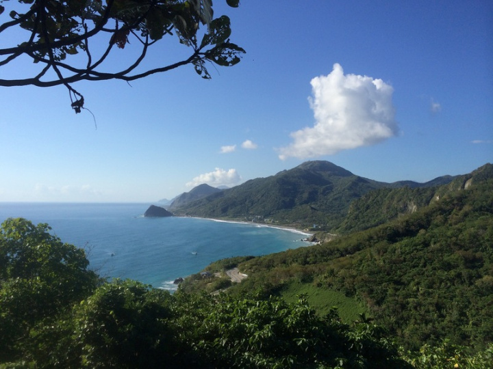 花蓮縣豐濱鄉公所推出夏秋遊程，串聯在地旅遊、住宿、餐飲等業者規劃11條遊程路線，還結合東管處的大地藝術節、月光海音樂會等，暢遊東海岸體驗原民文化。