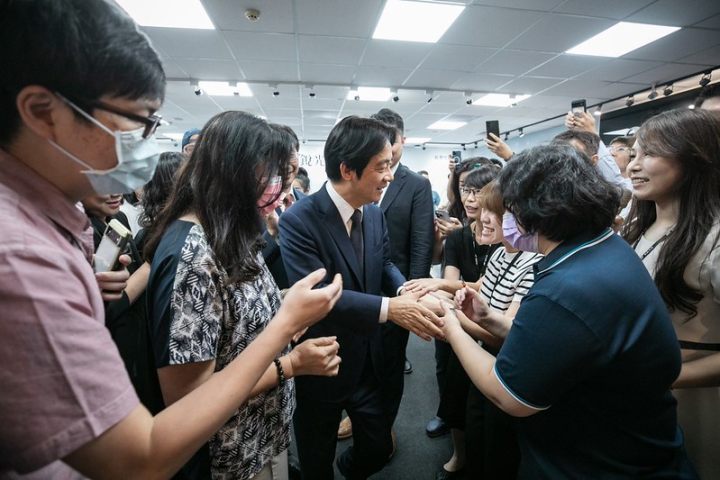 副總統至辦公區域與員工互動交流