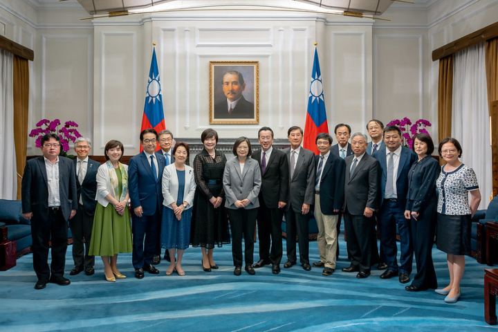President Tsai poses for a photo with a delegation led by Mrs. Abe Akie.