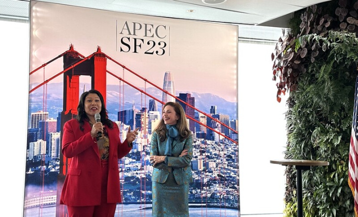 舊金山市長布里德（左）公布APEC榮譽委員會名單，包括美國前眾議院議長裴洛西、加州州長紐松，以及台裔舊金山市府律師邱信福等民主黨籍政要。