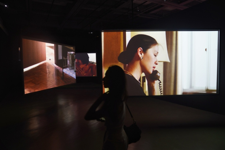 電影導演楊德昌今年逝世16週年，「一一重構：楊德昌」回顧展及影展22日起將在北美館登場，參觀者21日在展場穿梭。