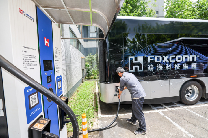 朝向淨零目標，鴻海位於土城頂埔廠設有電動巴士充電樁。