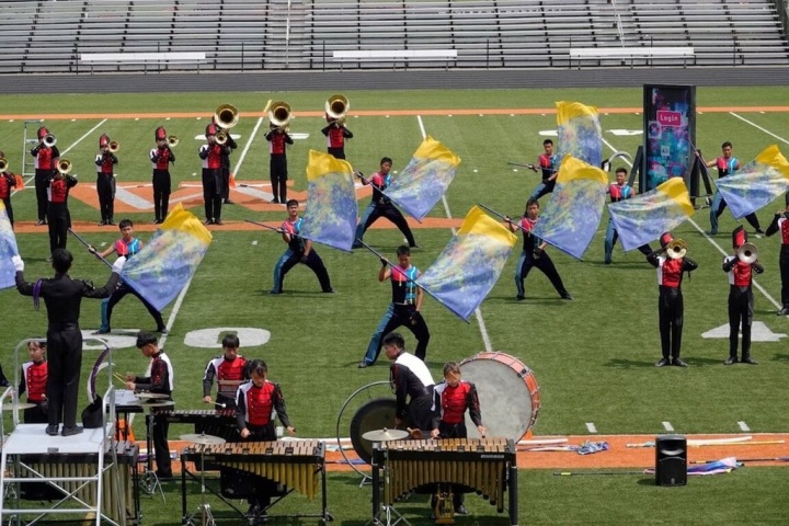 台北市建國中學樂旗聯隊克服水土不服、樂器故障等困難，22日在美國世界盃行進樂隊大賽（WAMSB World Championships）上展現勤奮練習的成果，順利闖入決賽。（建中樂旗隊家長後援會提供）