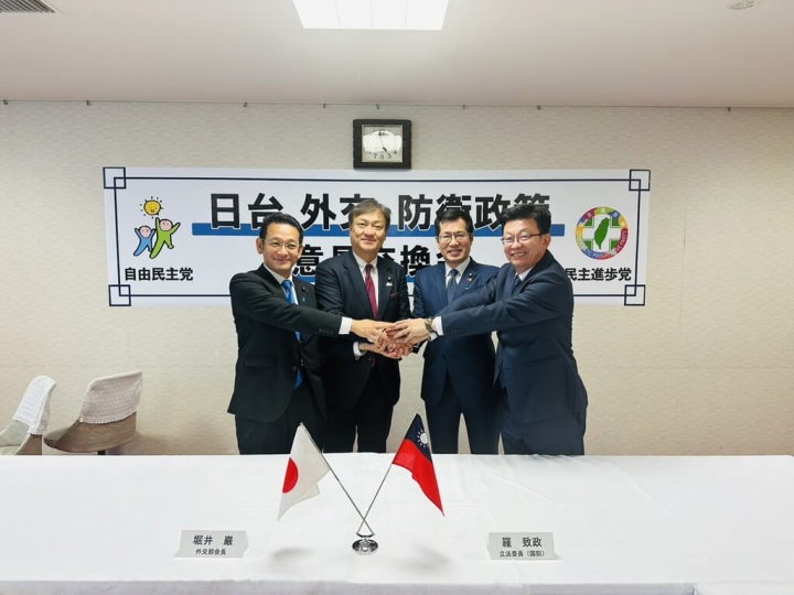 日本自民黨與民進黨27日在日本東京舉行「日台外交．防衛政策」意見交換會，由日本自民黨外交部會長堀井巖（左2）、國防部會長國場幸之助（左1），以及民進黨立委羅致政（右2）、郭國文（右1）進行會談。（郭國文辦公室提供）