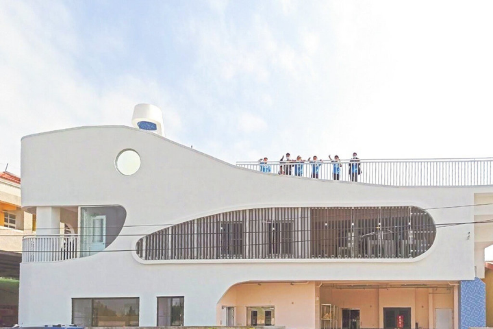 台南市北門區北門國小中央廚房融入鯨魚外型為設計發想，結合在地特色意象，以亮白外觀呼應鹽田美景，儼然是北門海濱新景點，更榮獲2023年建築園冶獎校園建築景觀類殊榮肯定。（台南市政府提供）