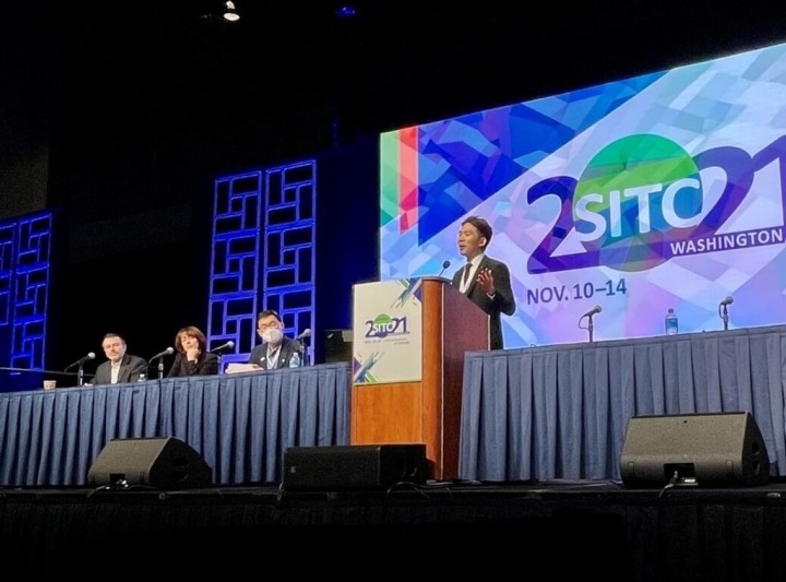 林口長庚放射腫瘤科醫師謝承恩（右）與美國安德森癌症中心合作，研究發現癌症放射線療法無法擴及全身的原因及可能解方，這項研究成果發表於免疫學界頂尖國際期刊「科學免疫」，並獲選於國際癌症免疫學年會主席演講中報告。（長庚醫院提供）