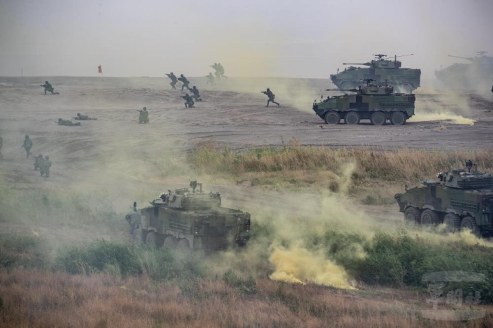 國軍第三作戰區於八里地區實施聯合反登陸作戰操演，反擊部隊步戰協同，圍殲敵軍。（軍聞社記者周力行攝）