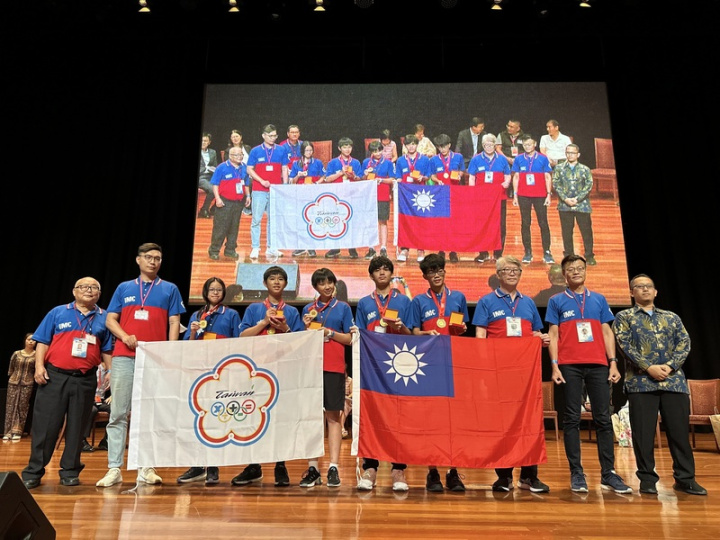 第19屆IMC國際數學競賽30日在新加坡舉行頒獎典禮，台灣學生表現優異，圖為獲得金牌的台灣參賽學生與老師等人合照。