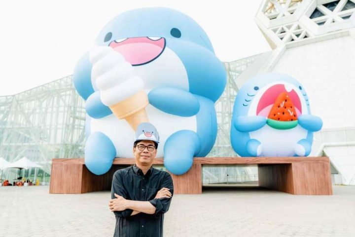 台灣人氣LINE貼圖「胖鯊魚鯊西米」大型充氣裝置，11日起在高雄流行音樂中心音浪塔前展出。（高雄市政府提供）
