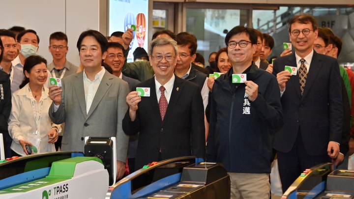 行政院長陳建仁出席「南高屏TPASS通勤月票上線記者會」