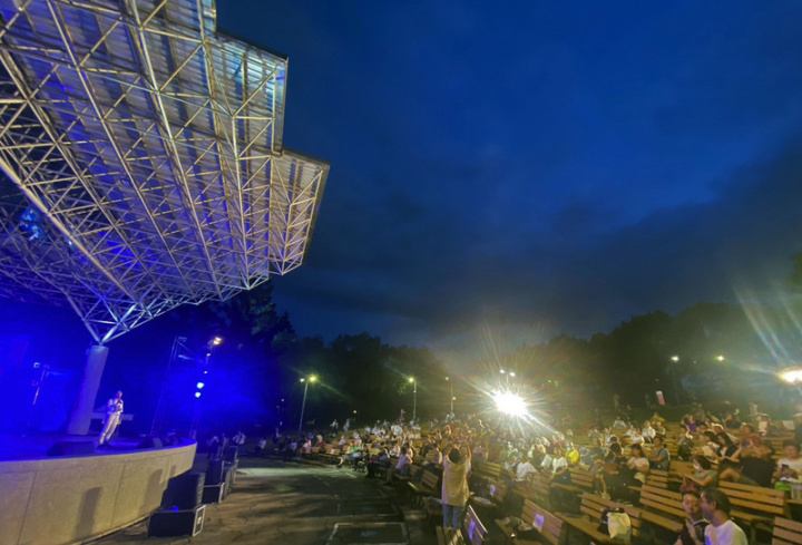 勵馨基金會22日在台北大安森林公園露天音樂台舉行 「不想讓你一個人，#MeToo」音樂會，邀請民眾一 起相挺受害者、支持性別平權，現場許多民眾身穿白 衣響應參與，盼讓受害者知道社會有許多支持力量。