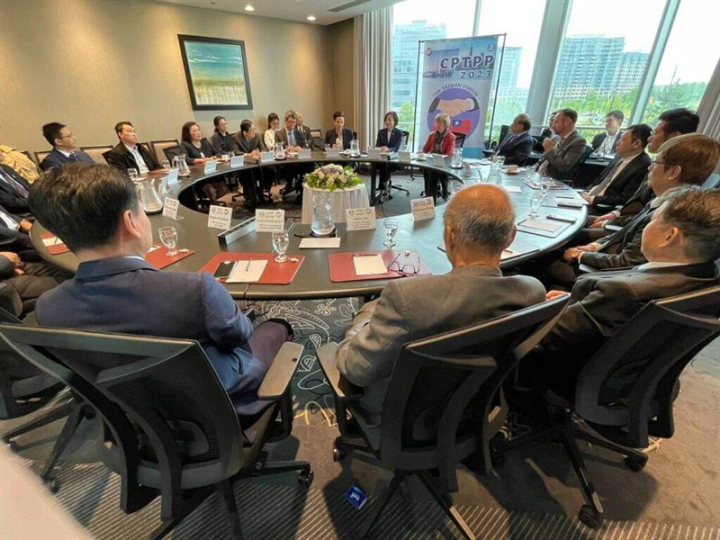 Canadian lawmakers and representatives from the Taiwan Merchants Association of Toronto and the Taiwanese Chamber of North America attend a discussion titled "CPTPP for Taiwan" on May 20, 2023. Photo courtesy of Taipei Economic and Cultural Office in Toronto