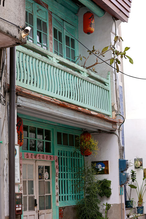 台南的巷弄像座生活的博物館，從牆面、植栽到鐵窗花等，展現城市迷人的生活風格。