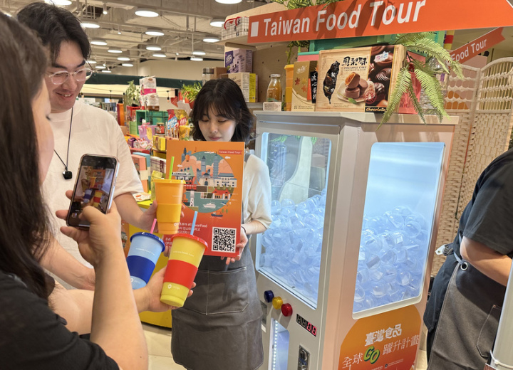 「台灣食品全球GO躍升計畫—台灣食品連環購」展售現場21日舉辦填問卷扭蛋抽獎活動。