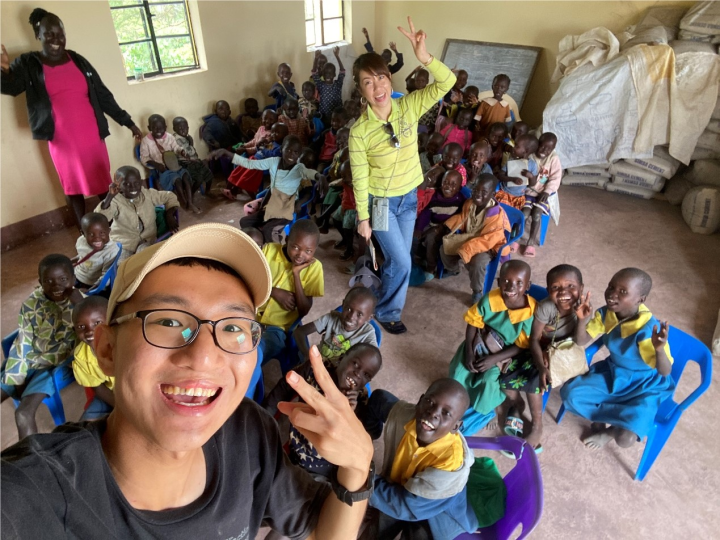 國立台灣大學葉弘臻（左一）赴肯亞「舊鞋救命國際基督關懷協會」實習。