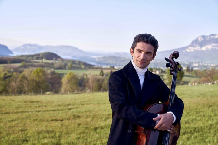 大提琴家高提耶．卡普松（Gautier Capuçon）9月訪台，將參加台南國際音樂節及舉行3場「美麗人生」獨奏會。（牛耳藝術提供）