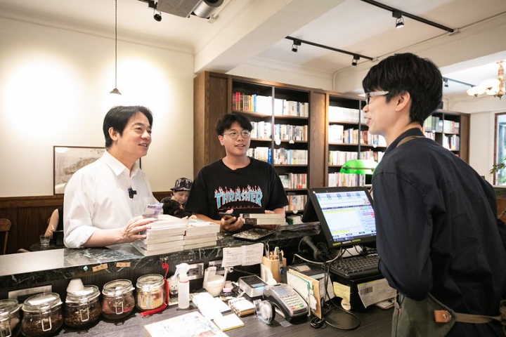 副總統與現場同學們分享喜愛的臺灣漫畫