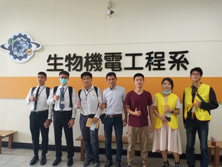 朱峻民老師（左四）認為，技職教育最有成就感的不是只是培訓選手拿金牌，而是看到學