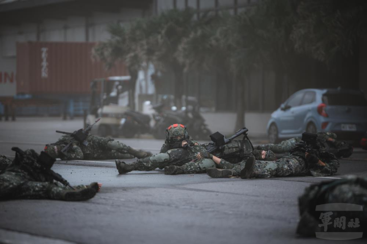 特指部官兵扮演假想敵，搭乘UH-60M黑鷹直升機機降至港區。（軍聞社記者陳彥樺攝）