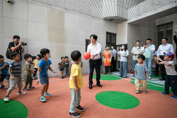 副總統至文仁非營利幼兒園，與小朋友們親切互動