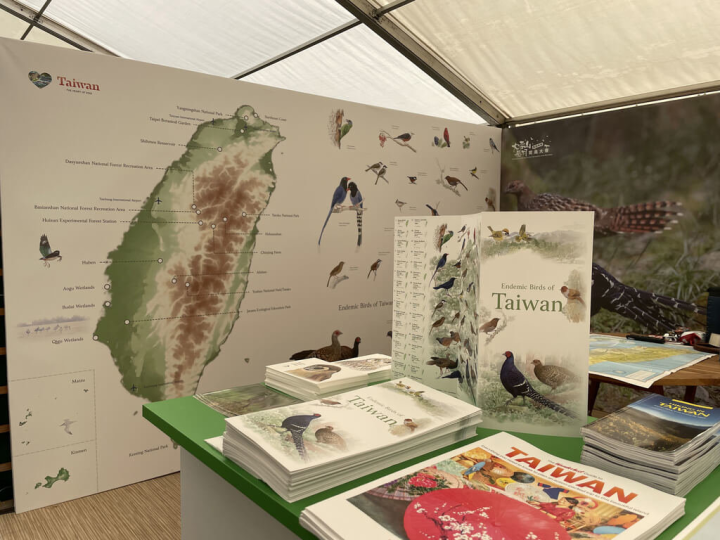 全球規模最大、最重要鳥展之一英國「全球鳥展」將台灣納入世界前20名最佳賞鳥地點，台灣近日設攤參展，許多愛鳥人士前往詢問行程。（觀光局駐倫敦辦事處提供）