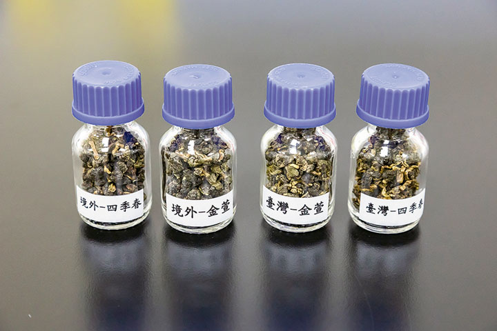茶改場研發的「多重元素檢驗方法」，從磨碎茶葉的茶粉，利用溶液解離所含元素，再以感應耦合電漿質譜儀，分析其微量元素成份與含量，再比對從各國收集來的茶葉所建立之資料庫，得出茶葉是國產茶或境外茶。