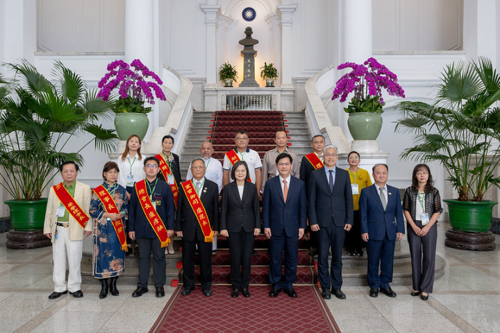 總統與「社團法人臺灣道教門派聯合總會」合影