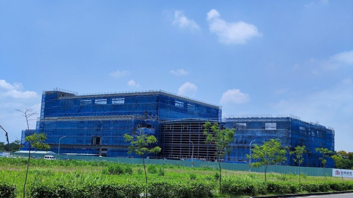 桂冠實業股份有限公司看準冷凍調理食品海內外商機，斥資新台幣15億元進駐屏東農業生物科技園區，廠房正在興建中，規劃導入最新智慧化食品製程及設備。（農業生物科技園區提供）