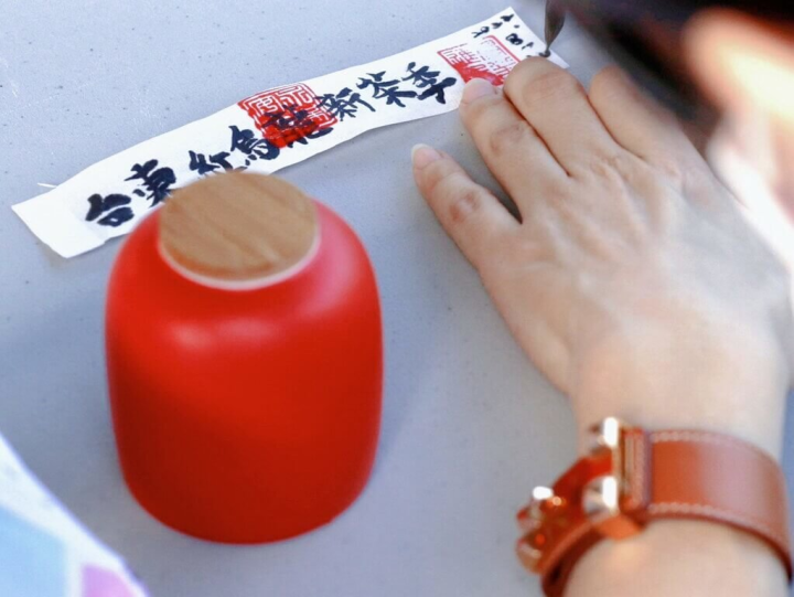 配合國際熱氣球嘉年華活動，台東縣政府舉辦「追球夢饗．品味茶香」紅烏龍封茶體驗活動，民眾可在活動現場將願望放進茶罐後「封茶」帶走，即日起開放報名，為期9天9場次。圖為去年活動照片。（台東縣政府提供）